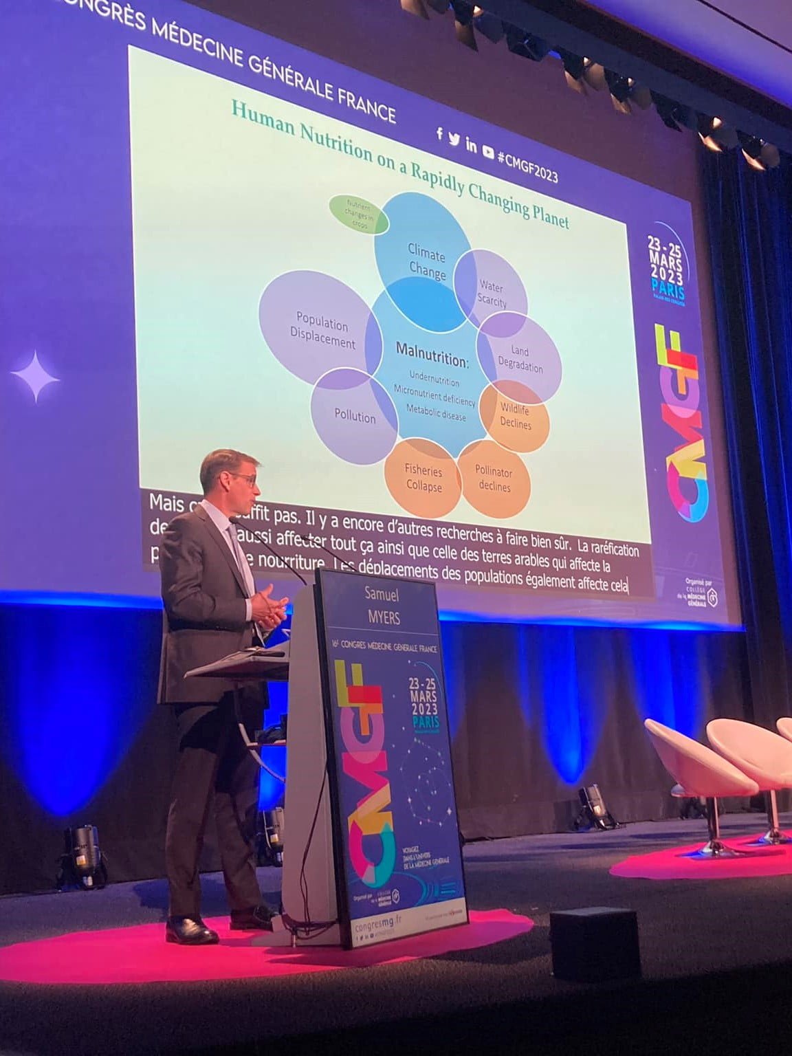 Photographie de Samuel Myers intervenant pour présenter la santé planétaire lors du 16ème congrès de la médecine générale France (CMGF 2023)