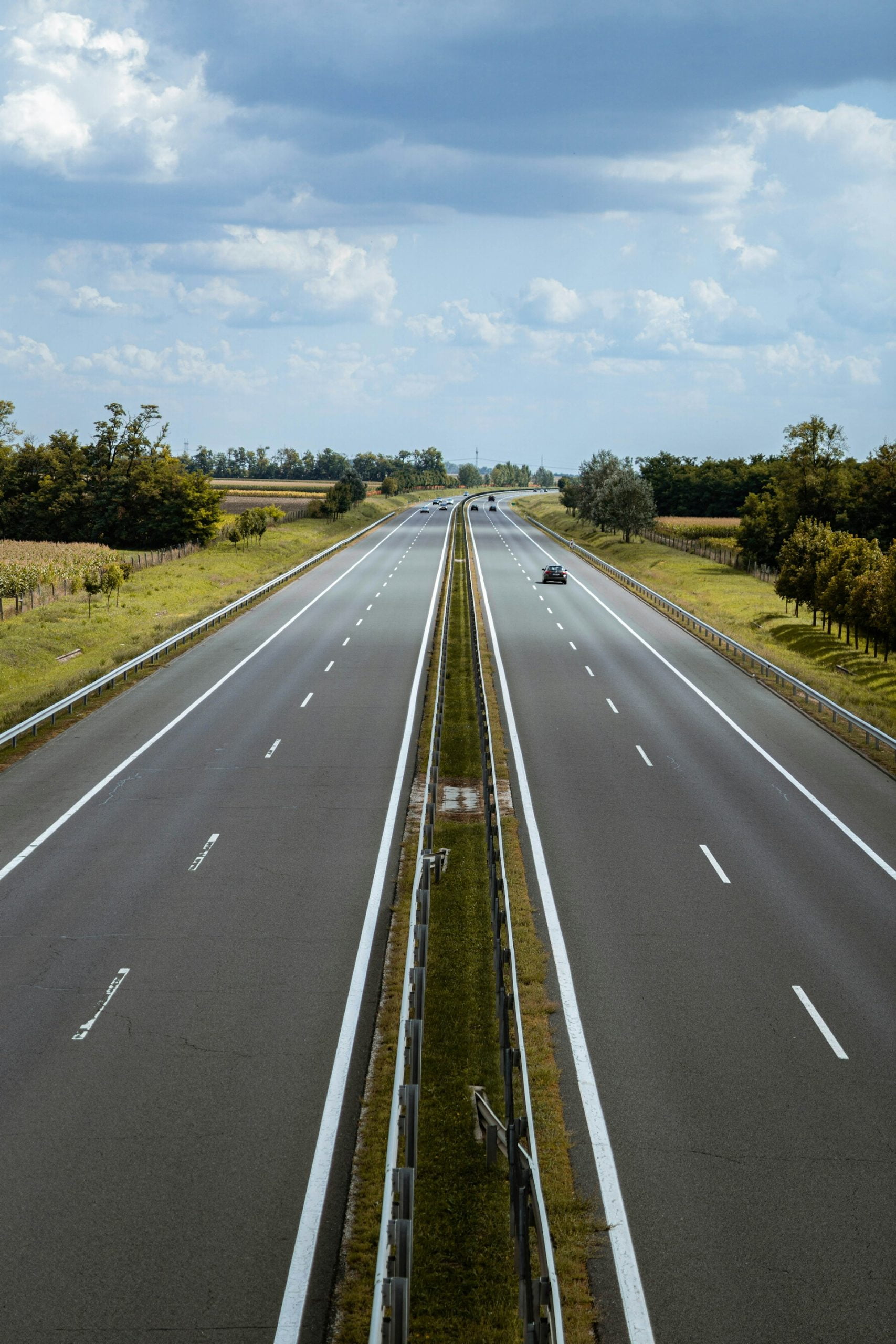 Photographie d'une autoroute sans circulation